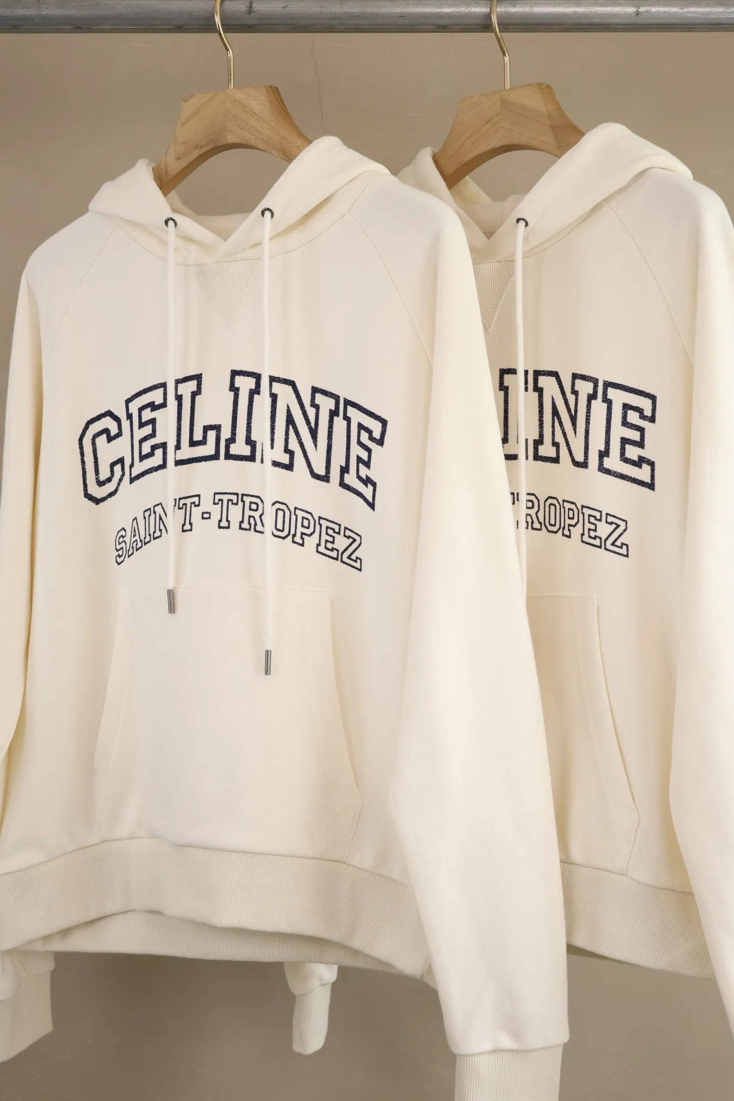 240💰 (women's style) Celine, a luxury brand from France, expresses the fashion industry's connection between culture and sports, represents a new lifestyle, and has won the favor of trendy high-end people with its excellent quality and outstanding style.  2025 new CELINE SAINT-TROPEZ resort-style sports and casual hooded sweatshirt, casual and loose tailoring, gender-neutral, very representative milky white color, inspired by Saint-Tropez, the famous seaside resort in southern France, promotes an exclusive cultural atmosphere, eye-catching and large CELINE word mother, below are the small letters SAINT-TROPEZ, which are all made of dark blue flocking technology. The letters are printed in a hollow shape and given an old and dilapidated effect. The retro atmosphere comes to the face, integrating nautical style and leisure vacation style, creating a hooded sweater that is both luxurious and trendy. 430g cotton terry, custom made in white, size SML 160cm or so, weight 80-100 jins S 165cm or so, weight 100-120 jins M 170cm or so, weight 120-140 jins L